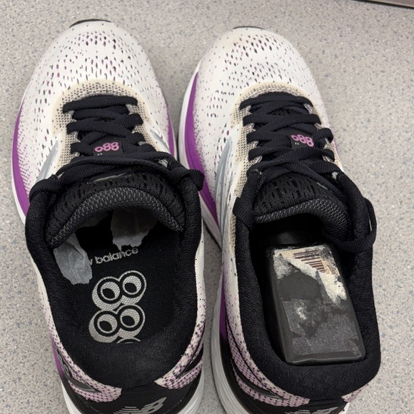 New Balance 880 Women’s size 6 in excellent con White l Purple Athletic Shoes - Picture 10 of 11